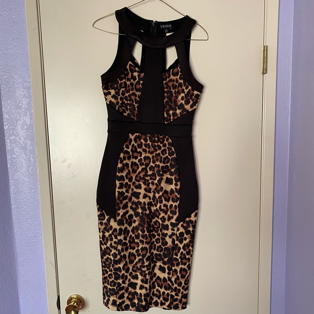VALENTINE’S DAY Venus leopard print midi dress